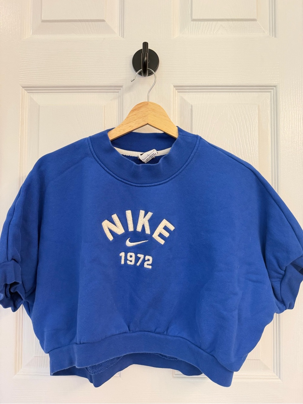 Nike Women’s Royal Blue Cropped 1972 Sweatshirt.